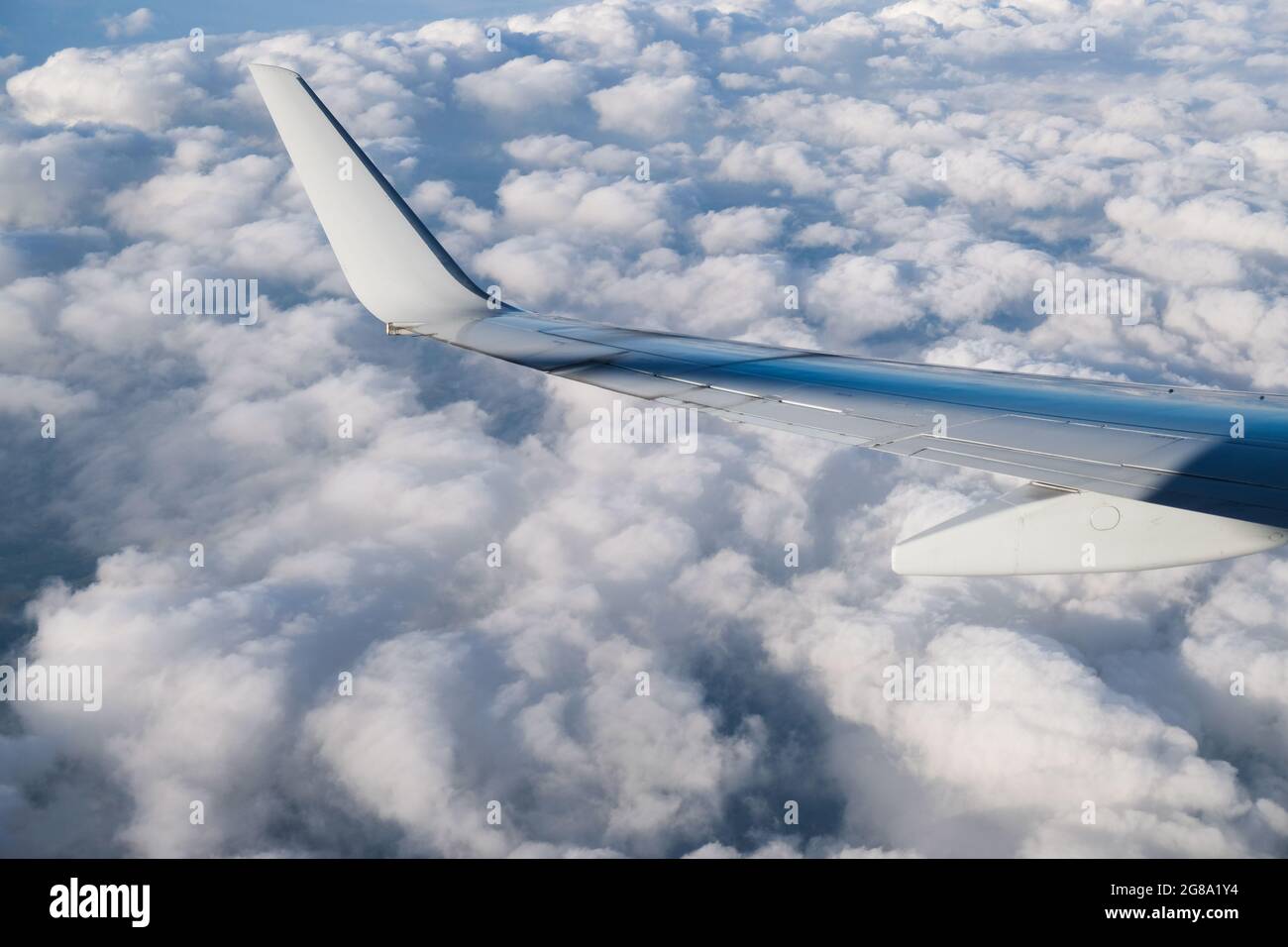 Vol au-dessus des nuages : aile d'avion et nuages cumulous Banque D'Images