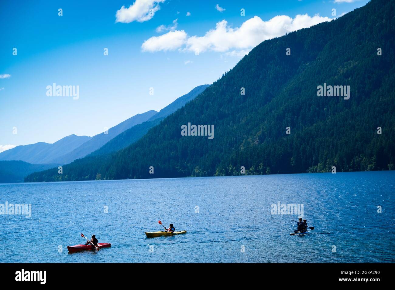 Vue sur le lac Crescent au Lake Crescent Lodge, État de Washington, Parc national olympique, État de Washington, États-Unis, Nord-Ouest du Pacifique, juste à côté de la route 101. Banque D'Images