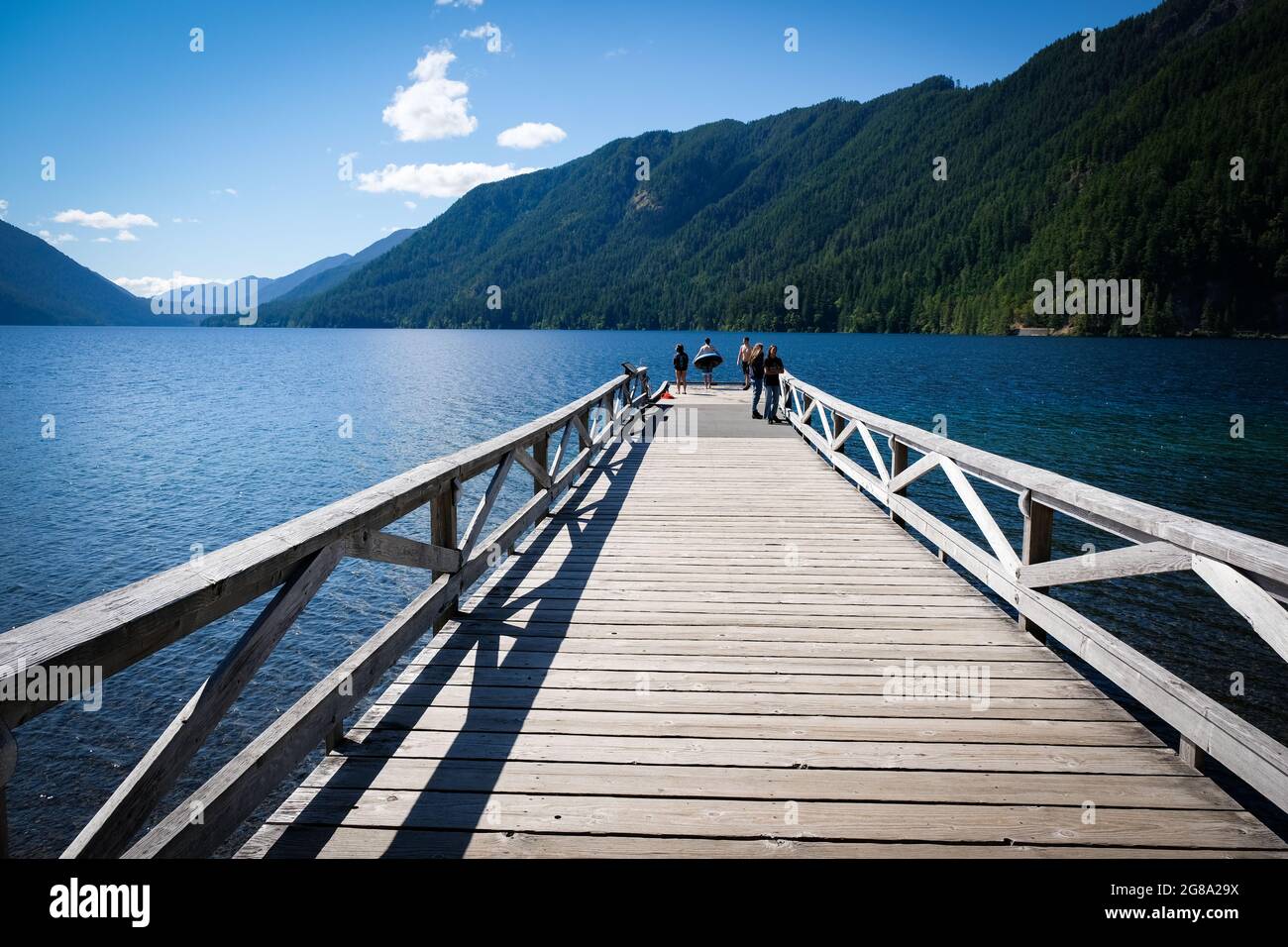 Vue sur le lac Crescent au Lake Crescent Lodge, État de Washington, Parc national olympique, État de Washington, États-Unis, Nord-Ouest du Pacifique, juste à côté de la route 101. Banque D'Images