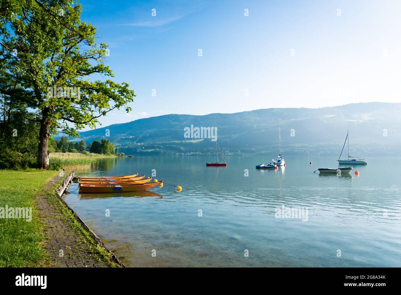 Lac Mondsee à Salzkammergut en été. Beau lac naturel dans les Alpes autrichiennes. Banque D'Images