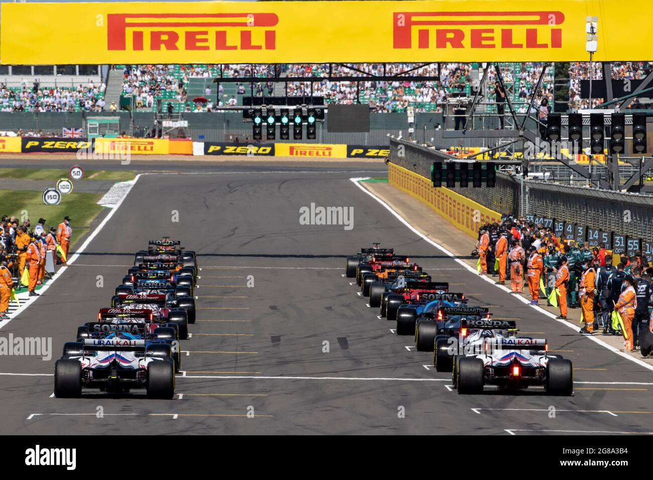Circuit Silverstone, Silverstone, Northamptonshire, Royaume-Uni. 18 juillet 2021. Formula One British Grand Prix, Race Day; les voitures commencent leur tour d'échauffement crédit: Action plus Sports/Alay Live News Banque D'Images