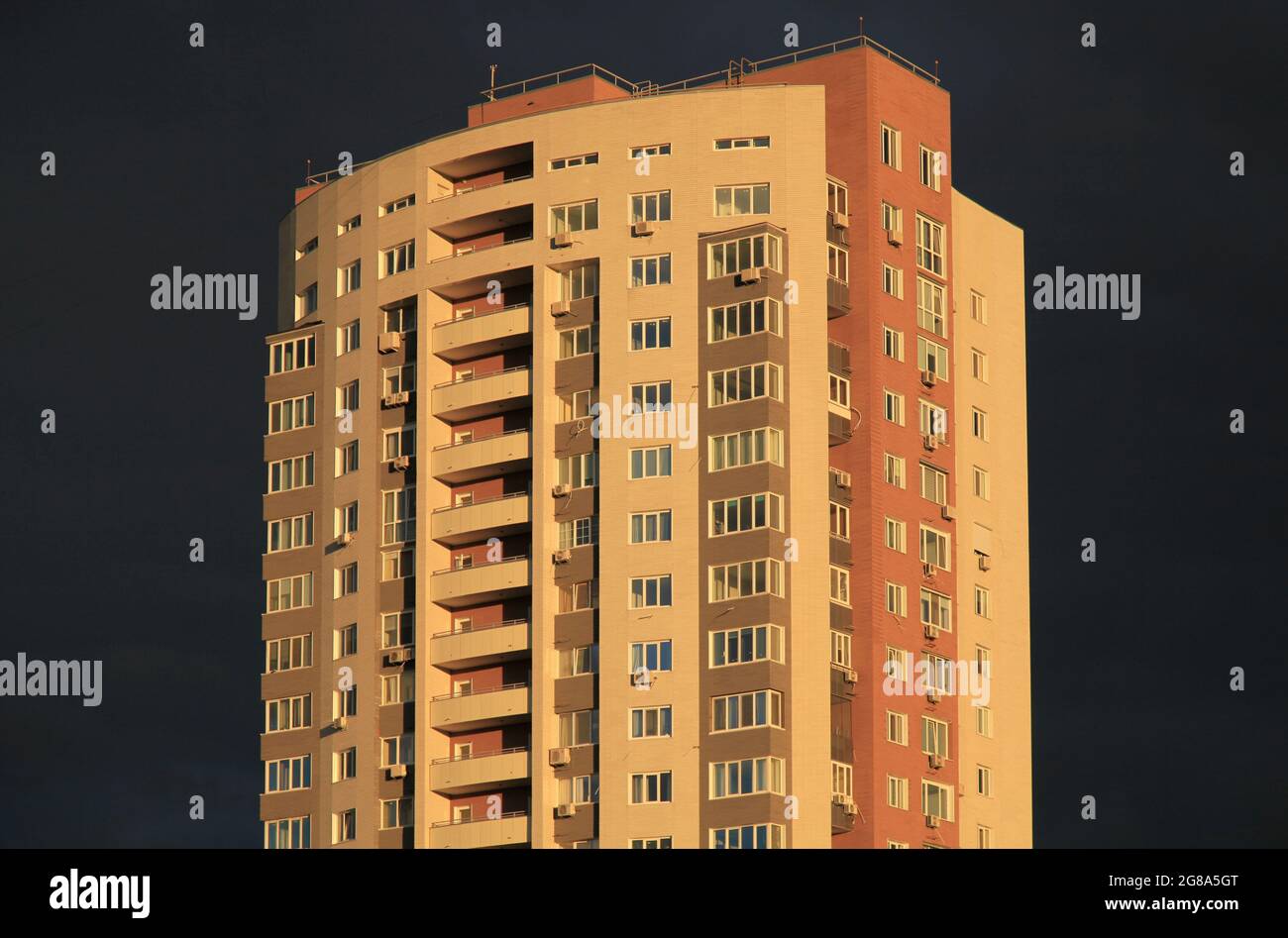 Kiev, Ukraine – 01 juillet 2018 : le nouveau bâtiment d'appartements à plusieurs étages. Un nouveau domaine de logement. Le fragment extérieur et la façade d'une nouvelle maison Banque D'Images