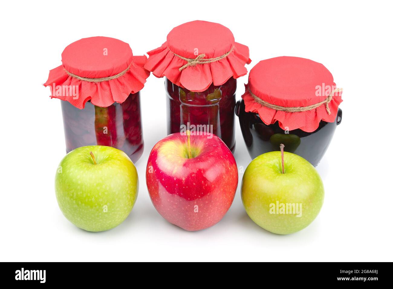 Confiture de pommes dans un pot en verre, pommes fraîches rouges et vertes isolées sur fond blanc. Une alimentation saine Banque D'Images