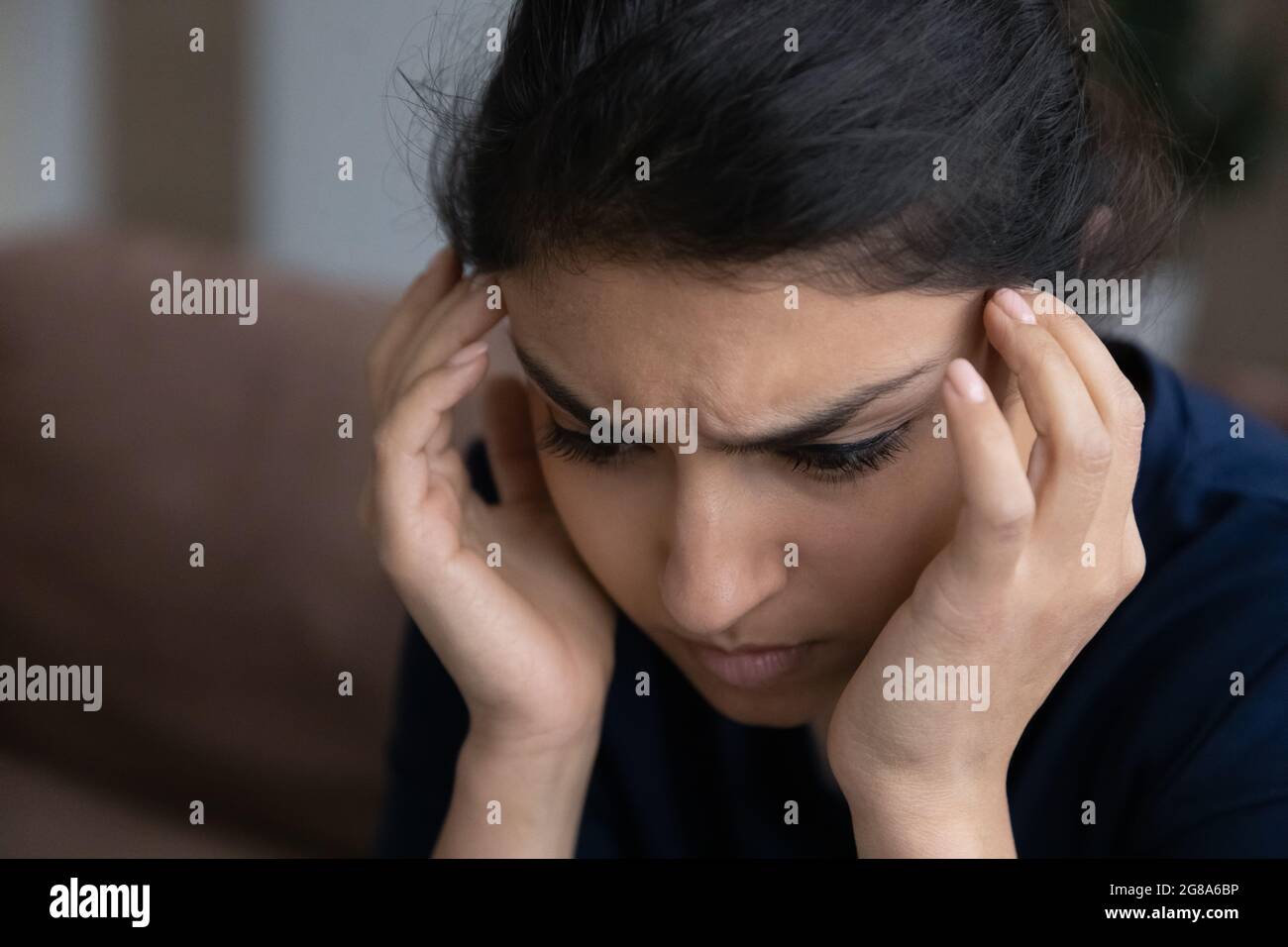 Une femme indienne triste se sent déprimée à la maison Banque D'Images