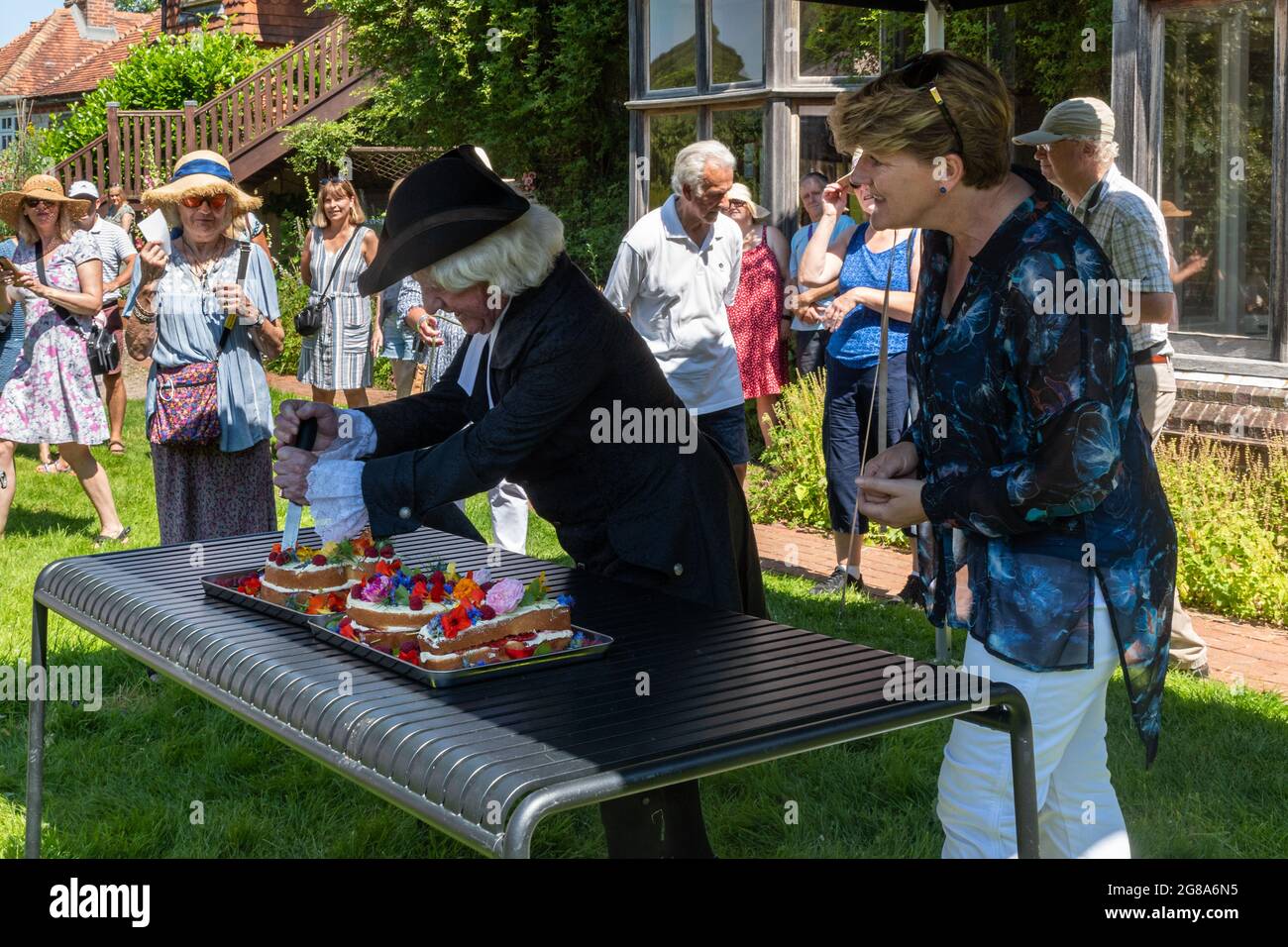18 Juillet 21 Presentatrice Clare Balding Souhaitant Un Joyeux Anniversaire A La 301e Fete D Anniversaire Pour Le Celebre Naturaliste Dans Le Jardin De La Maison Blanche Gilbert Et Du Musee A Selborne