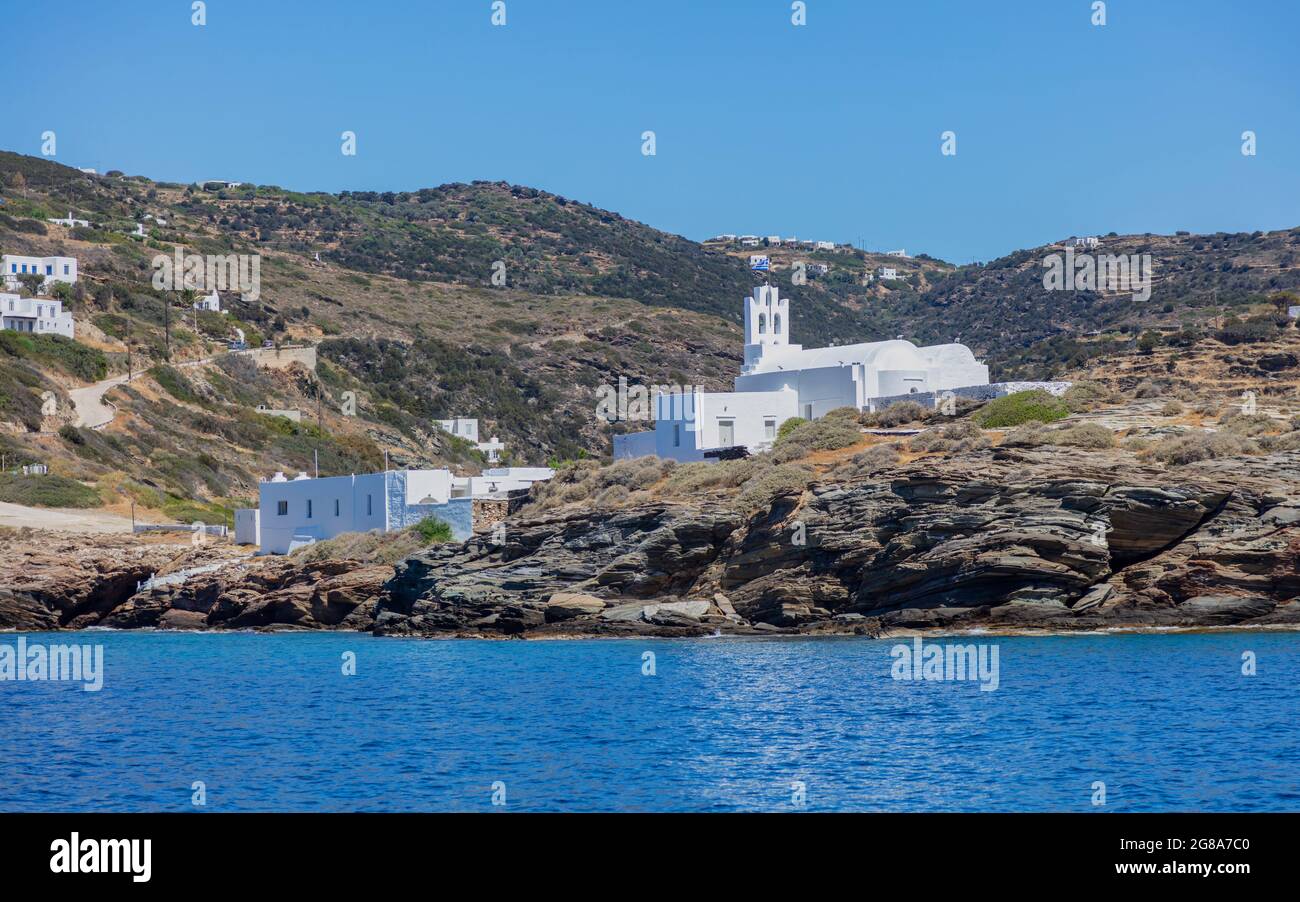 Île de Sifnos, Moni Xrisopigis Panagias à la falaise près de la mer Egée, Cyclades Grèce. Monastère orthodoxe traditionnel blanchi à la chaux sur un paysage rocheux. R Banque D'Images