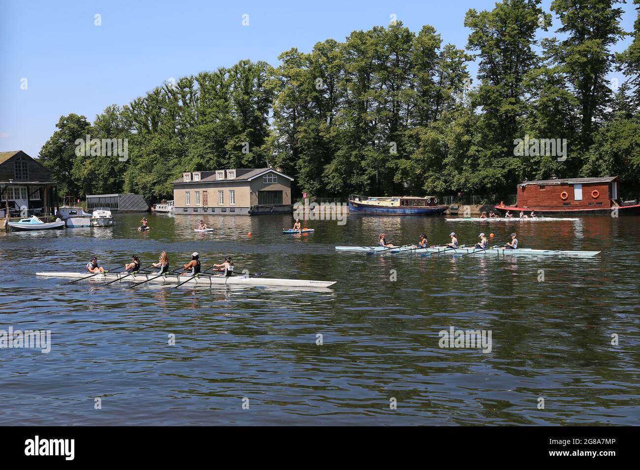 Londres, Royaume-Uni, 18 juillet 2021. W J14 4x+Z Putney High School et Walton RC. 154e Régate amateur de Molesey, rivière Thames, Hurst Park Riverside, East Molesey, près de Hampton court, Surrey, Angleterre, Grande-Bretagne, Royaume-Uni, Royaume-Uni, Europe. Courses juniors de quad pour femmes à la compétition d'aviron amateur annuelle et à l'événement social établi en 1867. Crédit : Ian Bottle/Alay Live News Banque D'Images