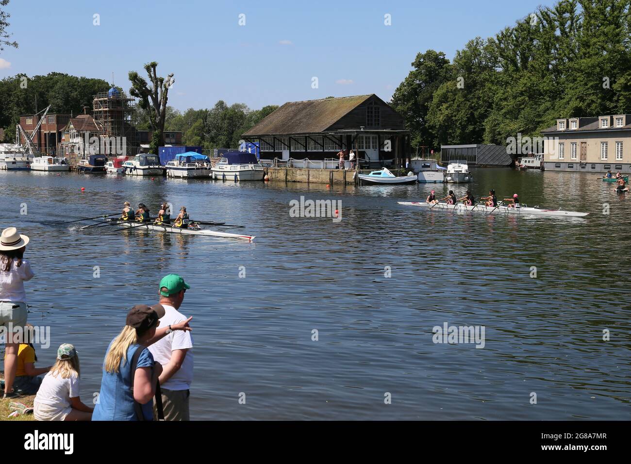 Londres, Royaume-Uni, 18 juillet 2021. W J15 4x+A Guildford High School v Lady Eleanor Holes. 154e Régate amateur de Molesey, rivière Thames, Hurst Park Riverside, East Molesey, près de Hampton court, Surrey, Angleterre, Grande-Bretagne, Royaume-Uni, Royaume-Uni, Europe. Courses juniors de quad pour femmes à la compétition d'aviron amateur annuelle et à l'événement social établi en 1867. Crédit : Ian Bottle/Alay Live News Banque D'Images Londres, Royaume-Uni, 18 juillet 2021. W J15 4x+A Guildford High School v Lady Eleanor Holes. 154e Régate amateur de Molesey, rivière Thames, Hurst Park Riverside, East Molesey, près de Hampton court, Surrey, Angleterre, Grande-Bretagne, Royaume-Uni, Royaume-Uni, Europe. Courses juniors de quad pour femmes à la compétition d'aviron amateur annuelle et à l'événement social établi en 1867. Crédit : Ian Bottle/Alay Live News Banque D'Images