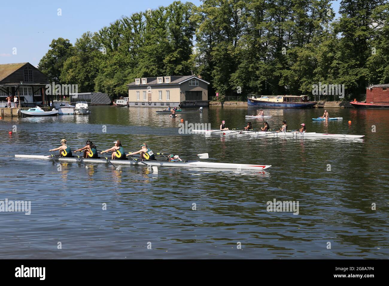 Londres, Royaume-Uni, 18 juillet 2021. W J15 4x+A Guildford High School v Lady Eleanor Holes. 154e Régate amateur de Molesey, rivière Thames, Hurst Park Riverside, East Molesey, près de Hampton court, Surrey, Angleterre, Grande-Bretagne, Royaume-Uni, Royaume-Uni, Europe. Courses juniors de quad pour femmes à la compétition d'aviron amateur annuelle et à l'événement social établi en 1867. Crédit : Ian Bottle/Alay Live News Banque D'Images Londres, Royaume-Uni, 18 juillet 2021. W J15 4x+A Guildford High School v Lady Eleanor Holes. 154e Régate amateur de Molesey, rivière Thames, Hurst Park Riverside, East Molesey, près de Hampton court, Surrey, Angleterre, Grande-Bretagne, Royaume-Uni, Royaume-Uni, Europe. Courses juniors de quad pour femmes à la compétition d'aviron amateur annuelle et à l'événement social établi en 1867. Crédit : Ian Bottle/Alay Live News Banque D'Images