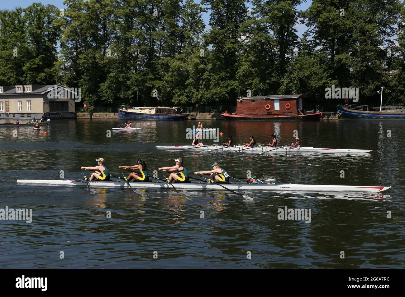 Londres, Royaume-Uni, 18 juillet 2021. W J15 4x+A Guildford High School v Lady Eleanor Holes. 154e Régate amateur de Molesey, rivière Thames, Hurst Park Riverside, East Molesey, près de Hampton court, Surrey, Angleterre, Grande-Bretagne, Royaume-Uni, Royaume-Uni, Europe. Courses juniors de quad pour femmes à la compétition d'aviron amateur annuelle et à l'événement social établi en 1867. Crédit : Ian Bottle/Alay Live News Banque D'Images Londres, Royaume-Uni, 18 juillet 2021. W J15 4x+A Guildford High School v Lady Eleanor Holes. 154e Régate amateur de Molesey, rivière Thames, Hurst Park Riverside, East Molesey, près de Hampton court, Surrey, Angleterre, Grande-Bretagne, Royaume-Uni, Royaume-Uni, Europe. Courses juniors de quad pour femmes à la compétition d'aviron amateur annuelle et à l'événement social établi en 1867. Crédit : Ian Bottle/Alay Live News Banque D'Images