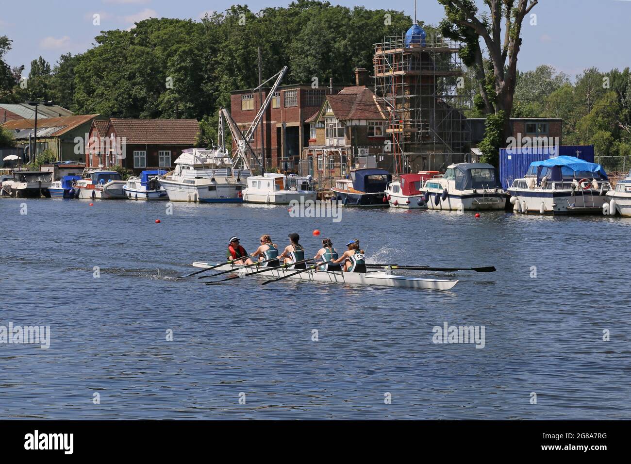 Londres, Royaume-Uni, 18 juillet 2021. W J13 4x+A Maidenhead RC. 154e Régate amateur de Molesey, rivière Thames, Hurst Park Riverside, East Molesey, près de Hampton court, Surrey, Angleterre, Grande-Bretagne, Royaume-Uni, Royaume-Uni, Europe. Courses juniors de quad pour femmes à la compétition d'aviron amateur annuelle et à l'événement social établi en 1867. Crédit : Ian Bottle/Alay Live News Banque D'Images Londres, Royaume-Uni, 18 juillet 2021. W J13 4x+A Maidenhead RC. 154e Régate amateur de Molesey, rivière Thames, Hurst Park Riverside, East Molesey, près de Hampton court, Surrey, Angleterre, Grande-Bretagne, Royaume-Uni, Royaume-Uni, Europe. Courses juniors de quad pour femmes à la compétition d'aviron amateur annuelle et à l'événement social établi en 1867. Crédit : Ian Bottle/Alay Live News Banque D'Images
