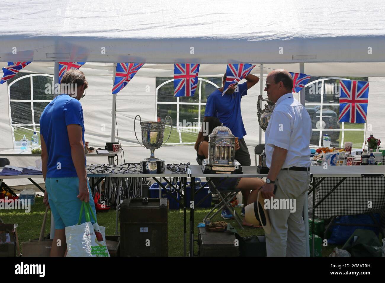 Londres, Royaume-Uni, 18 juillet 2021. 154e Régate amateur de Molesey, rivière Thames, Hurst Park Riverside, East Molesey, près de Hampton court, Surrey, Angleterre, Grande-Bretagne, Royaume-Uni, Royaume-Uni, Europe. Courses juniors de quad pour femmes à la compétition d'aviron amateur annuelle et à l'événement social établi en 1867. Crédit : Ian Bottle/Alay Live News Banque D'Images Londres, Royaume-Uni, 18 juillet 2021. 154e Régate amateur de Molesey, rivière Thames, Hurst Park Riverside, East Molesey, près de Hampton court, Surrey, Angleterre, Grande-Bretagne, Royaume-Uni, Royaume-Uni, Europe. Courses juniors de quad pour femmes à la compétition d'aviron amateur annuelle et à l'événement social établi en 1867. Crédit : Ian Bottle/Alay Live News Banque D'Images