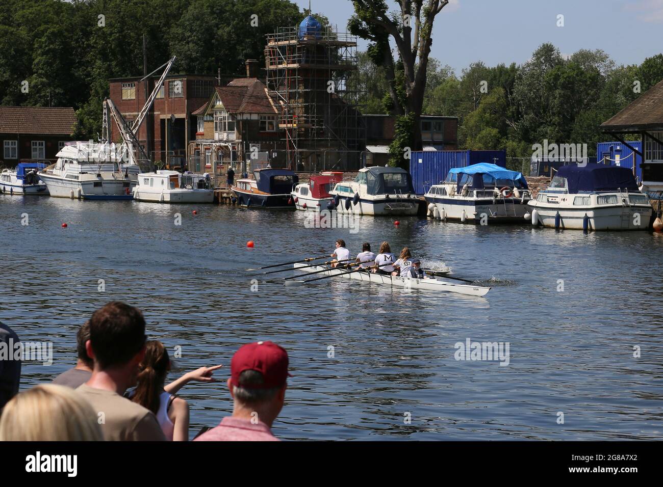 Londres, Royaume-Uni, 18 juillet 2021. W J13 4x+A Molesey BC. 154e Régate amateur de Molesey, rivière Thames, Hurst Park Riverside, East Molesey, près de Hampton court, Surrey, Angleterre, Grande-Bretagne, Royaume-Uni, Royaume-Uni, Europe. Courses juniors de quad pour femmes à la compétition d'aviron amateur annuelle et à l'événement social établi en 1867. Crédit : Ian Bottle/Alay Live News Banque D'Images Londres, Royaume-Uni, 18 juillet 2021. W J13 4x+A Molesey BC. 154e Régate amateur de Molesey, rivière Thames, Hurst Park Riverside, East Molesey, près de Hampton court, Surrey, Angleterre, Grande-Bretagne, Royaume-Uni, Royaume-Uni, Europe. Courses juniors de quad pour femmes à la compétition d'aviron amateur annuelle et à l'événement social établi en 1867. Crédit : Ian Bottle/Alay Live News Banque D'Images