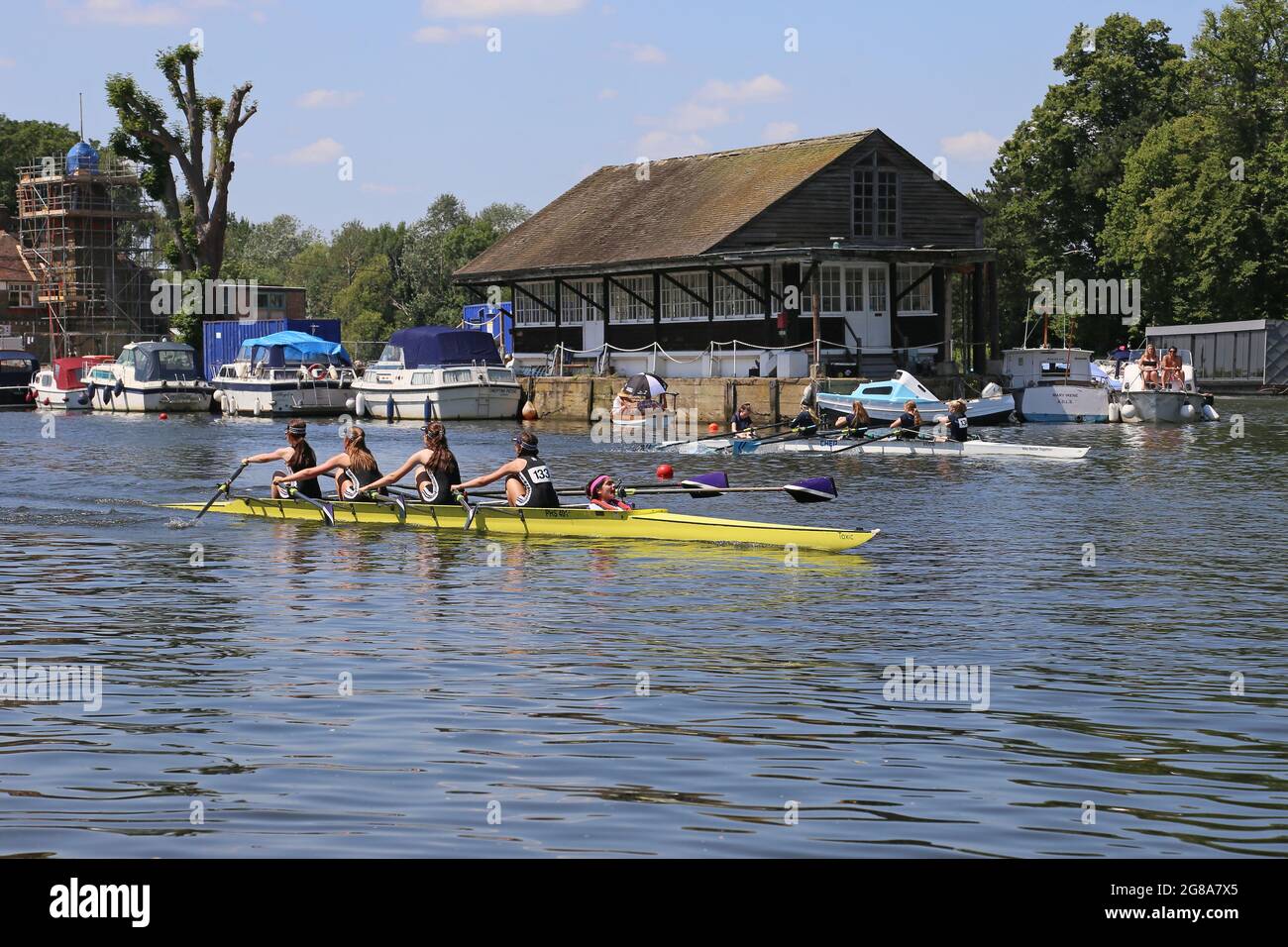 Londres, Royaume-Uni, 18 juillet 2021. W J15 4x+Z Putney High School et Weybridge RC. 154e Régate amateur de Molesey, rivière Thames, Hurst Park Riverside, East Molesey, près de Hampton court, Surrey, Angleterre, Grande-Bretagne, Royaume-Uni, Royaume-Uni, Europe. Courses juniors de quad pour femmes à la compétition d'aviron amateur annuelle et à l'événement social établi en 1867. Crédit : Ian Bottle/Alay Live News Banque D'Images Londres, Royaume-Uni, 18 juillet 2021. W J15 4x+Z Putney High School et Weybridge RC. 154e Régate amateur de Molesey, rivière Thames, Hurst Park Riverside, East Molesey, près de Hampton court, Surrey, Angleterre, Grande-Bretagne, Royaume-Uni, Royaume-Uni, Europe. Courses juniors de quad pour femmes à la compétition d'aviron amateur annuelle et à l'événement social établi en 1867. Crédit : Ian Bottle/Alay Live News Banque D'Images
