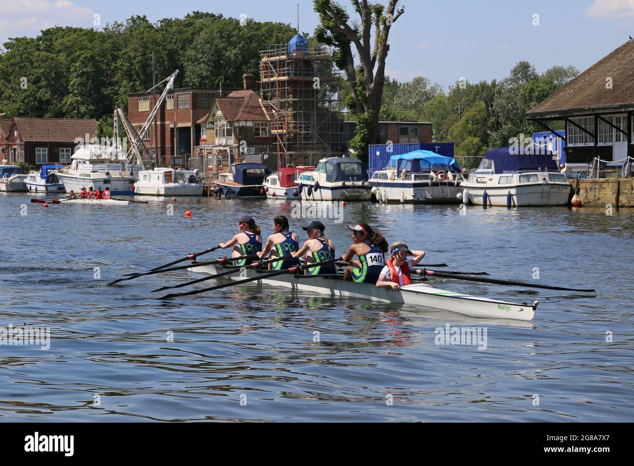 Londres, Royaume-Uni, 18 juillet 2021. École secondaire W J13 4x+Z Wimbledon. 154e Régate amateur de Molesey, rivière Thames, Hurst Park Riverside, East Molesey, près de Hampton court, Surrey, Angleterre, Grande-Bretagne, Royaume-Uni, Royaume-Uni, Europe. Courses juniors de quad pour femmes à la compétition d'aviron amateur annuelle et à l'événement social établi en 1867. Crédit : Ian Bottle/Alay Live News Banque D'Images Londres, Royaume-Uni, 18 juillet 2021. École secondaire W J13 4x+Z Wimbledon. 154e Régate amateur de Molesey, rivière Thames, Hurst Park Riverside, East Molesey, près de Hampton court, Surrey, Angleterre, Grande-Bretagne, Royaume-Uni, Royaume-Uni, Europe. Courses juniors de quad pour femmes à la compétition d'aviron amateur annuelle et à l'événement social établi en 1867. Crédit : Ian Bottle/Alay Live News Banque D'Images