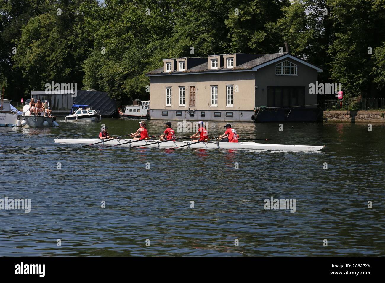 Londres, Royaume-Uni, 18 juillet 2021. W J13 4x+Z Kingston RC. 154e Régate amateur de Molesey, rivière Thames, Hurst Park Riverside, East Molesey, près de Hampton court, Surrey, Angleterre, Grande-Bretagne, Royaume-Uni, Royaume-Uni, Europe. Courses juniors de quad pour femmes à la compétition d'aviron amateur annuelle et à l'événement social établi en 1867. Crédit : Ian Bottle/Alay Live News Banque D'Images Londres, Royaume-Uni, 18 juillet 2021. W J13 4x+Z Kingston RC. 154e Régate amateur de Molesey, rivière Thames, Hurst Park Riverside, East Molesey, près de Hampton court, Surrey, Angleterre, Grande-Bretagne, Royaume-Uni, Royaume-Uni, Europe. Courses juniors de quad pour femmes à la compétition d'aviron amateur annuelle et à l'événement social établi en 1867. Crédit : Ian Bottle/Alay Live News Banque D'Images