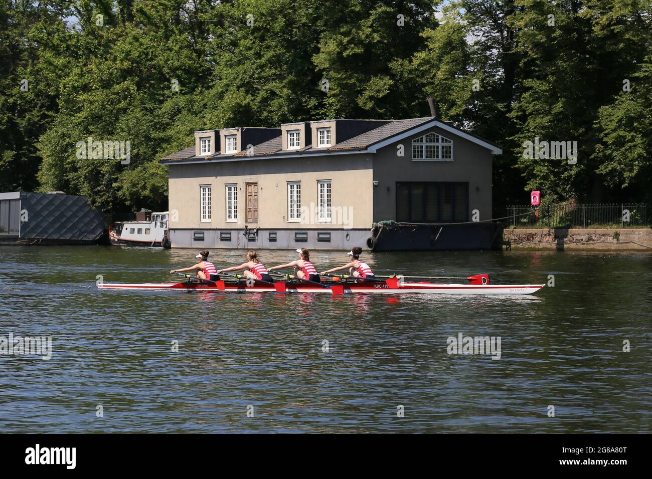Londres, Royaume-Uni, 18 juillet 2021. W J16 4x- Kingston RC. 154e Régate amateur de Molesey, rivière Thames, Hurst Park Riverside, East Molesey, près de Hampton court, Surrey, Angleterre, Grande-Bretagne, Royaume-Uni, Royaume-Uni, Europe. Courses juniors de quad pour femmes à la compétition d'aviron amateur annuelle et à l'événement social établi en 1867. Crédit : Ian Bottle/Alay Live News Banque D'Images Londres, Royaume-Uni, 18 juillet 2021. W J16 4x- Kingston RC. 154e Régate amateur de Molesey, rivière Thames, Hurst Park Riverside, East Molesey, près de Hampton court, Surrey, Angleterre, Grande-Bretagne, Royaume-Uni, Royaume-Uni, Europe. Courses juniors de quad pour femmes à la compétition d'aviron amateur annuelle et à l'événement social établi en 1867. Crédit : Ian Bottle/Alay Live News Banque D'Images