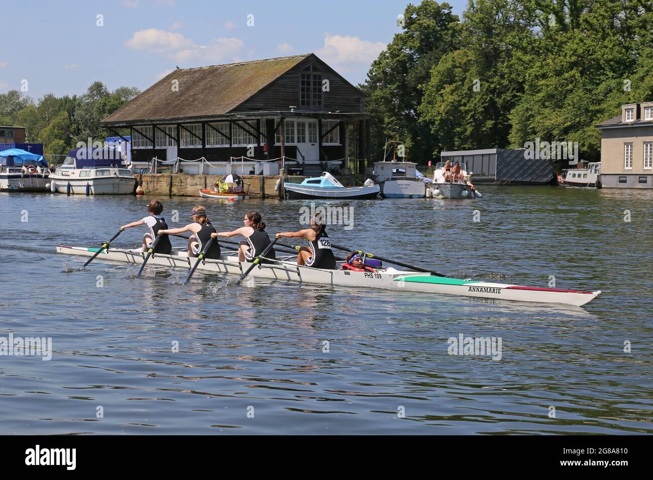 Londres, Royaume-Uni, 18 juillet 2021. W J15 4X+A Putney High School. 154e Régate amateur de Molesey, rivière Thames, Hurst Park Riverside, East Molesey, près de Hampton court, Surrey, Angleterre, Grande-Bretagne, Royaume-Uni, Royaume-Uni, Europe. Courses juniors de quad pour femmes à la compétition d'aviron amateur annuelle et à l'événement social établi en 1867. Crédit : Ian Bottle/Alay Live News Banque D'Images Londres, Royaume-Uni, 18 juillet 2021. W J15 4X+A Putney High School. 154e Régate amateur de Molesey, rivière Thames, Hurst Park Riverside, East Molesey, près de Hampton court, Surrey, Angleterre, Grande-Bretagne, Royaume-Uni, Royaume-Uni, Europe. Courses juniors de quad pour femmes à la compétition d'aviron amateur annuelle et à l'événement social établi en 1867. Crédit : Ian Bottle/Alay Live News Banque D'Images