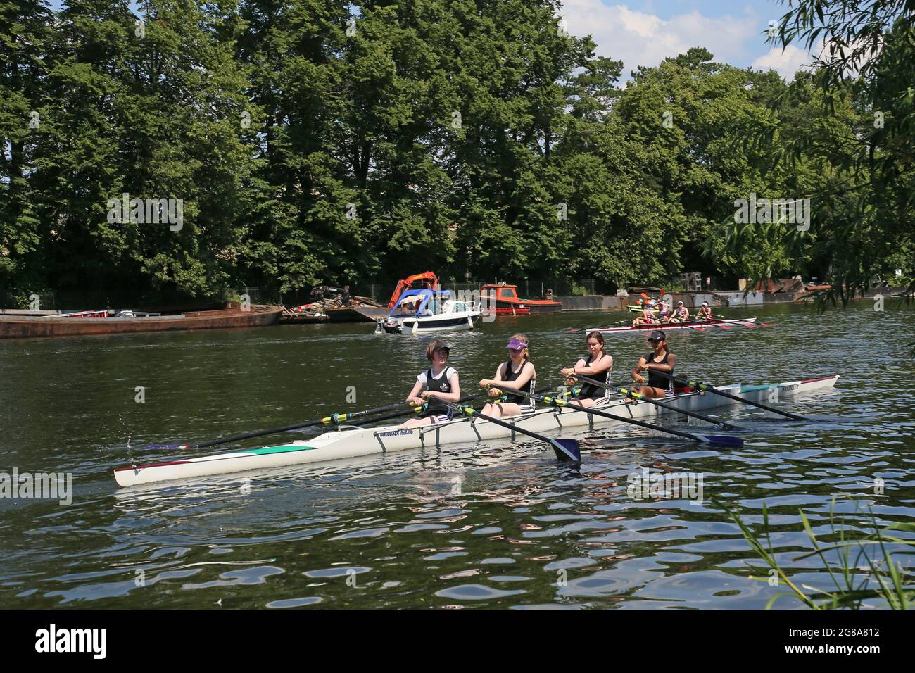 Londres, Royaume-Uni, 18 juillet 2021. W J15 4X+A Putney High School. 154e Régate amateur de Molesey, rivière Thames, Hurst Park Riverside, East Molesey, près de Hampton court, Surrey, Angleterre, Grande-Bretagne, Royaume-Uni, Royaume-Uni, Europe. Courses juniors de quad pour femmes à la compétition d'aviron amateur annuelle et à l'événement social établi en 1867. Crédit : Ian Bottle/Alay Live News Banque D'Images Londres, Royaume-Uni, 18 juillet 2021. W J15 4X+A Putney High School. 154e Régate amateur de Molesey, rivière Thames, Hurst Park Riverside, East Molesey, près de Hampton court, Surrey, Angleterre, Grande-Bretagne, Royaume-Uni, Royaume-Uni, Europe. Courses juniors de quad pour femmes à la compétition d'aviron amateur annuelle et à l'événement social établi en 1867. Crédit : Ian Bottle/Alay Live News Banque D'Images