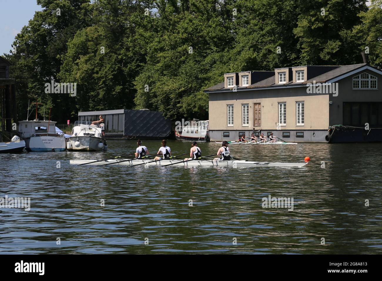 Londres, Royaume-Uni, 18 juillet 2021. W J16 4X- MOLESEY BC. 154e Régate amateur de Molesey, rivière Thames, Hurst Park Riverside, East Molesey, près de Hampton court, Surrey, Angleterre, Grande-Bretagne, Royaume-Uni, Royaume-Uni, Europe. Courses juniors de quad pour femmes à la compétition d'aviron amateur annuelle et à l'événement social établi en 1867. Crédit : Ian Bottle/Alay Live News Banque D'Images Londres, Royaume-Uni, 18 juillet 2021. W J16 4X- MOLESEY BC. 154e Régate amateur de Molesey, rivière Thames, Hurst Park Riverside, East Molesey, près de Hampton court, Surrey, Angleterre, Grande-Bretagne, Royaume-Uni, Royaume-Uni, Europe. Courses juniors de quad pour femmes à la compétition d'aviron amateur annuelle et à l'événement social établi en 1867. Crédit : Ian Bottle/Alay Live News Banque D'Images