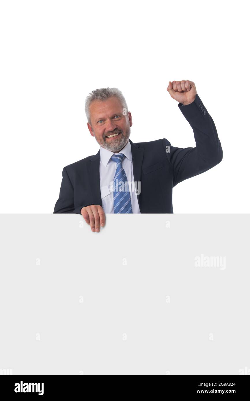 Smiling mature woman holding a white panneau et gesticulant isolé sur fond blanc Banque D'Images