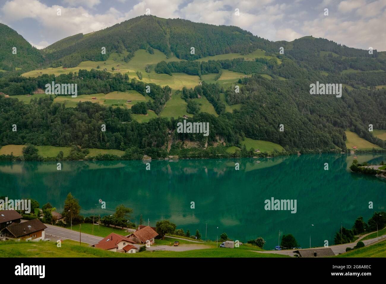 Swiss village Lungern avec ses maisons traditionnelles et de Vieux clocher de l'église Modifier Kirchturm charmant le long du lac vert émeraude Lungerersee, canton de Obwald Banque D'Images