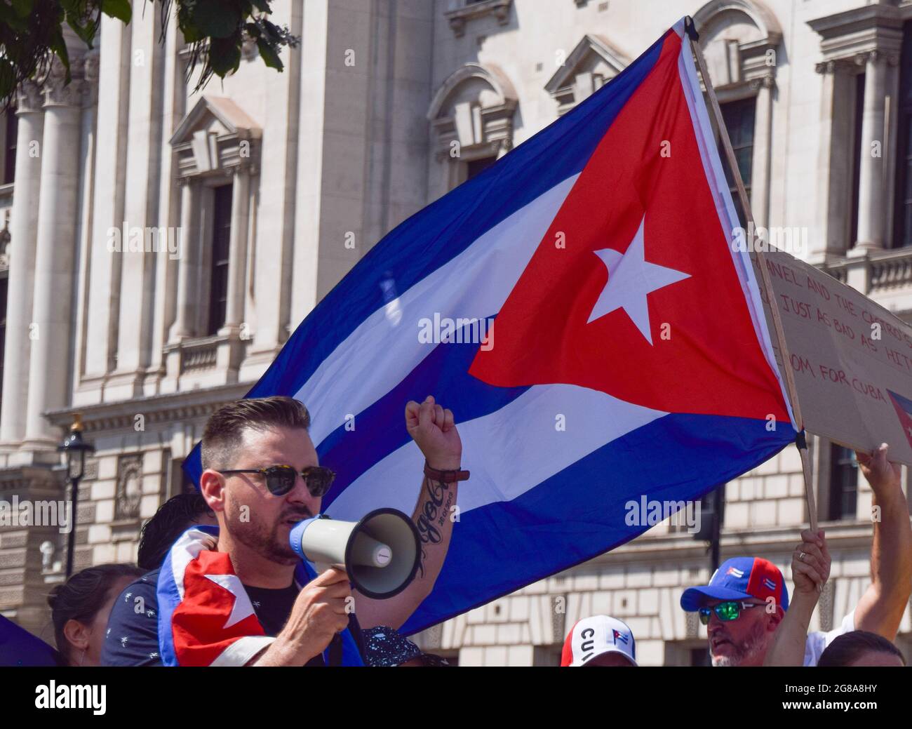 Londres, Royaume-Uni. 18 juillet 2021. Des manifestants se sont rassemblés sur la place du Parlement dans le cadre des manifestations mondiales en cours contre le gouvernement cubain et les décennies d'oppression communiste dans le pays. (Crédit : Vuk Valcic / Alamy Live News) Banque D'Images