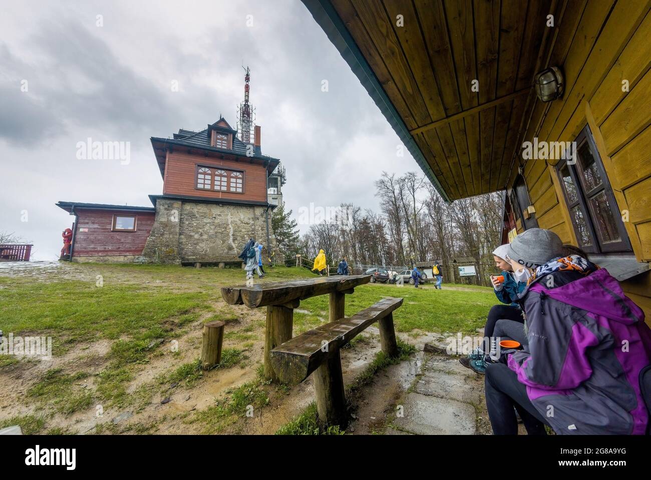 WIELKI Lubon, Pologne - 15 juillet 2021 : les gens aiment boire des boissons chaudes sous un manteau de pluie par temps pluvieux, à un sommet de montagne polonaise situé dans un reg Banque D'Images