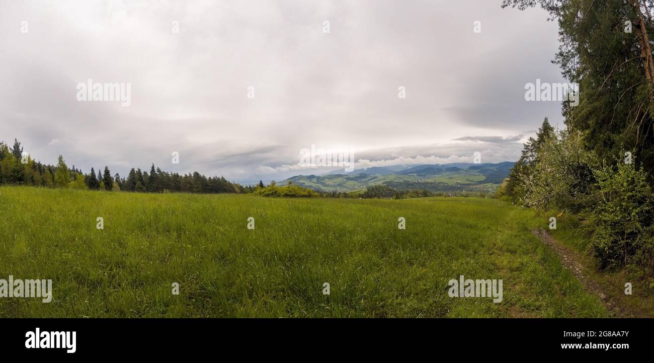 Panorama panoramique de la prairie contre les montagnes polonaises sur un chemin à Lubon wielki célèbre pour les sentiers de randonnée de difficulté variable situé près de Rabka in Banque D'Images