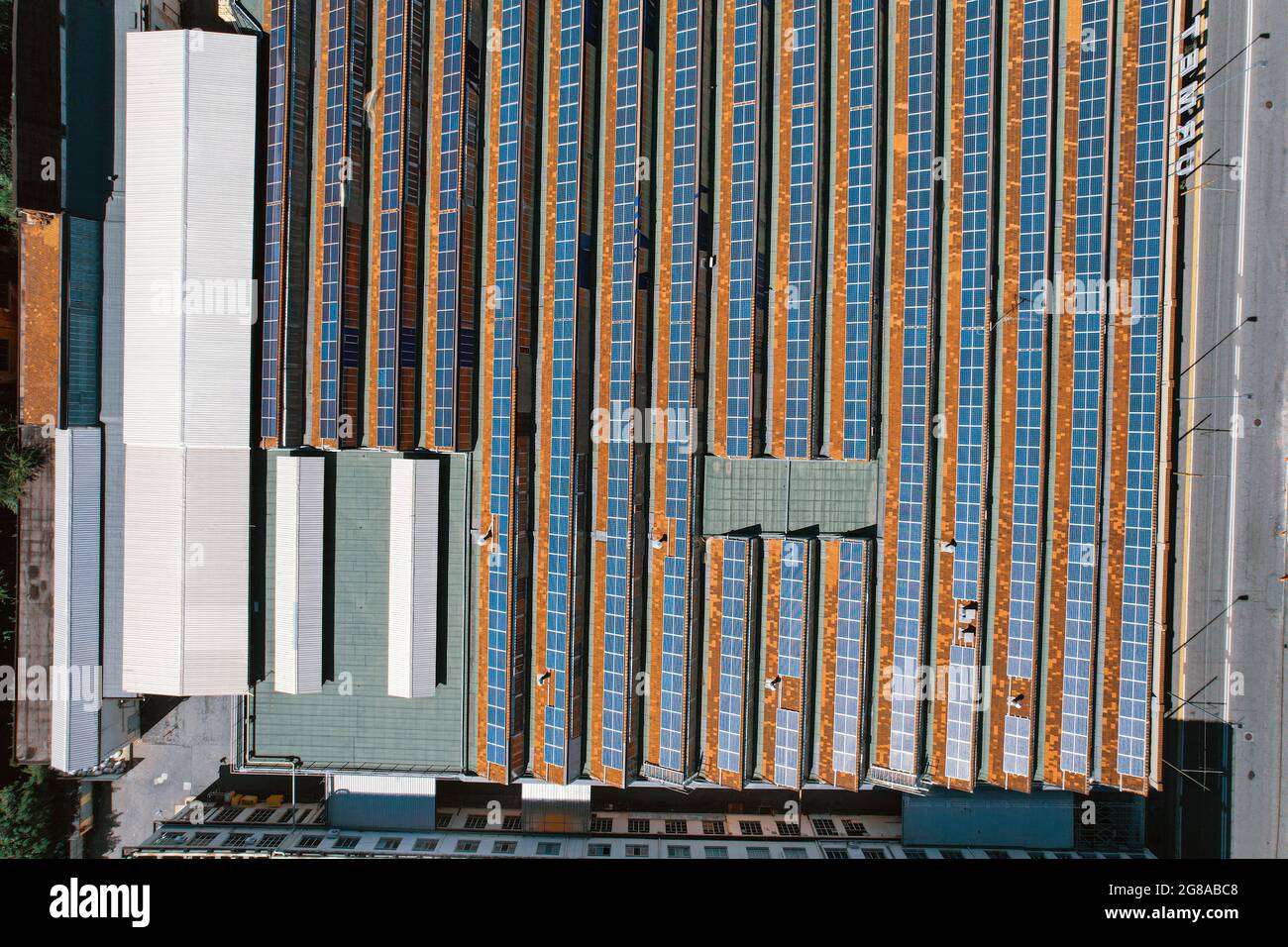 Panneaux solaires sur le toit d'un grand bâtiment industriel. Banque D'Images