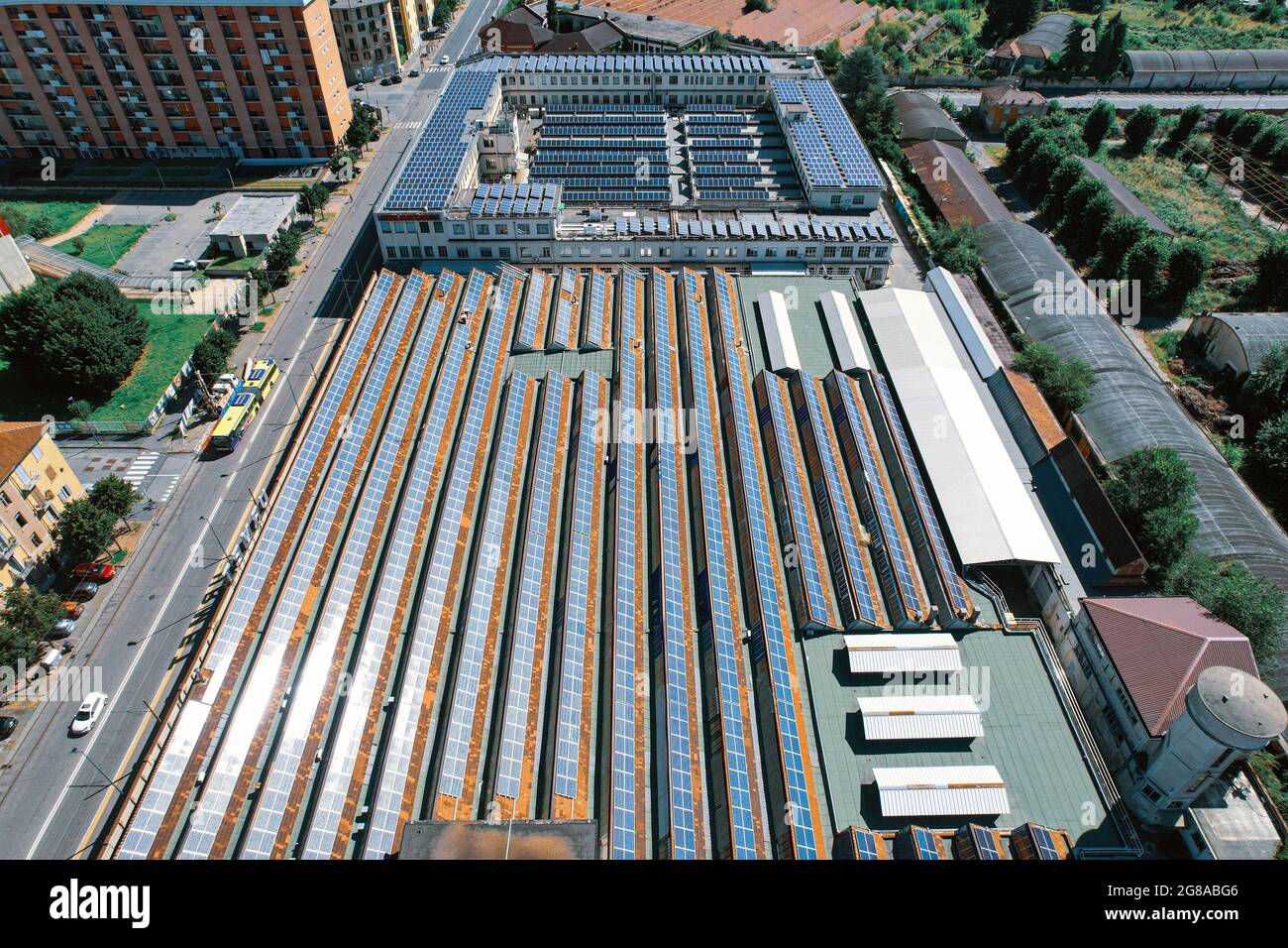 Panneaux solaires sur le toit d'un grand bâtiment industriel. Banque D'Images