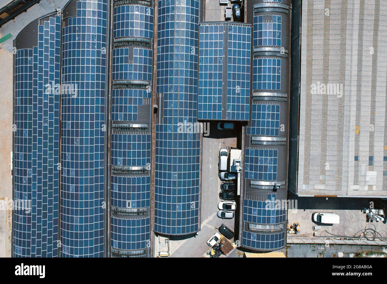 Panneaux solaires sur le toit d'un grand bâtiment industriel. Banque D'Images