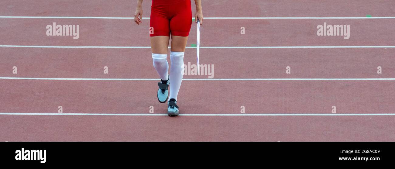 Athlète avec javelin sur la piste. Concept de sport professionnel. Affiche sport horizontale, cartes de vœux, en-têtes, site Web Banque D'Images