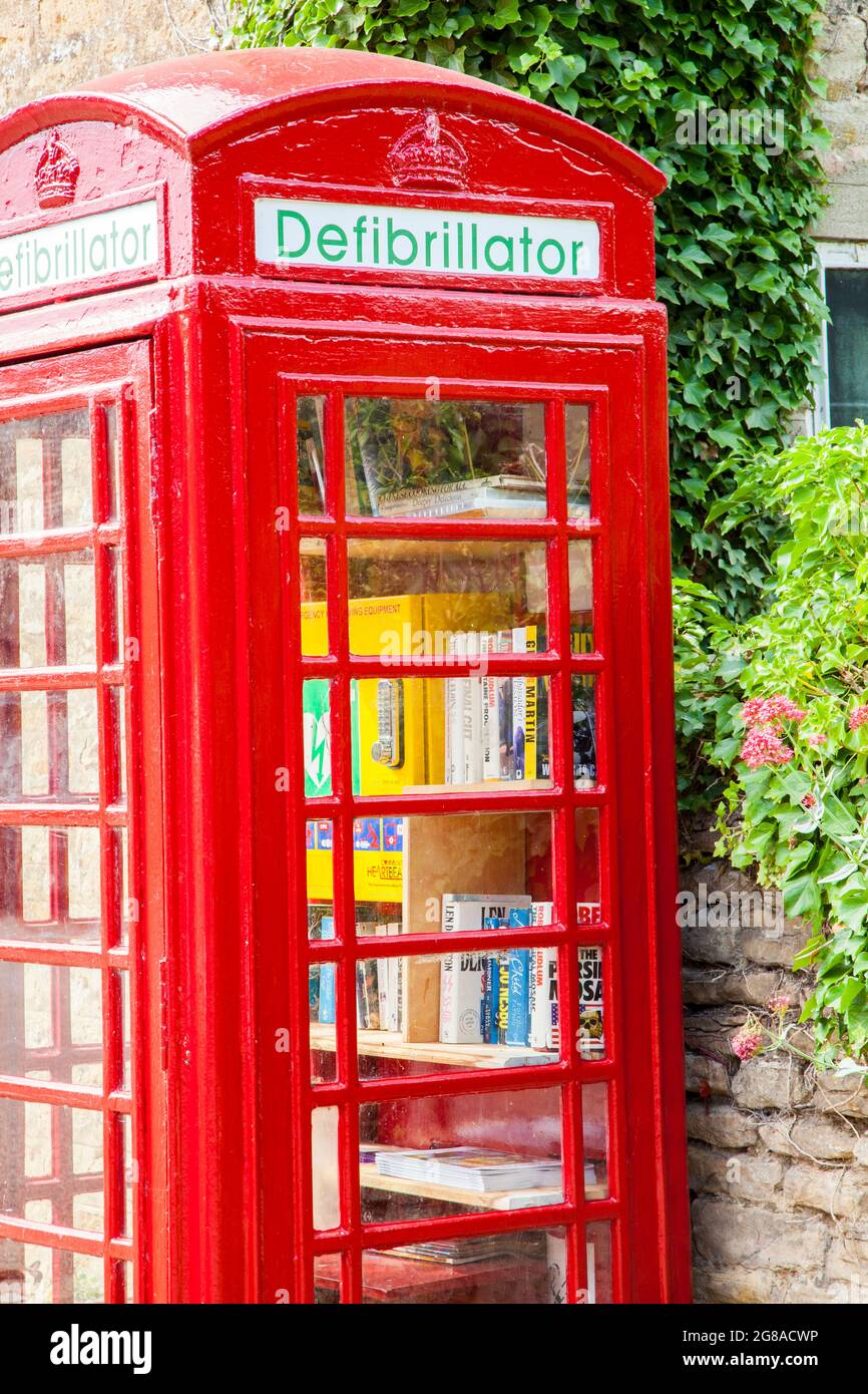 Ancien kiosque de boîte téléphonique maintenant utilisé pour héberger un défibrillateur et réserver un magasin de remplacement Banque D'Images