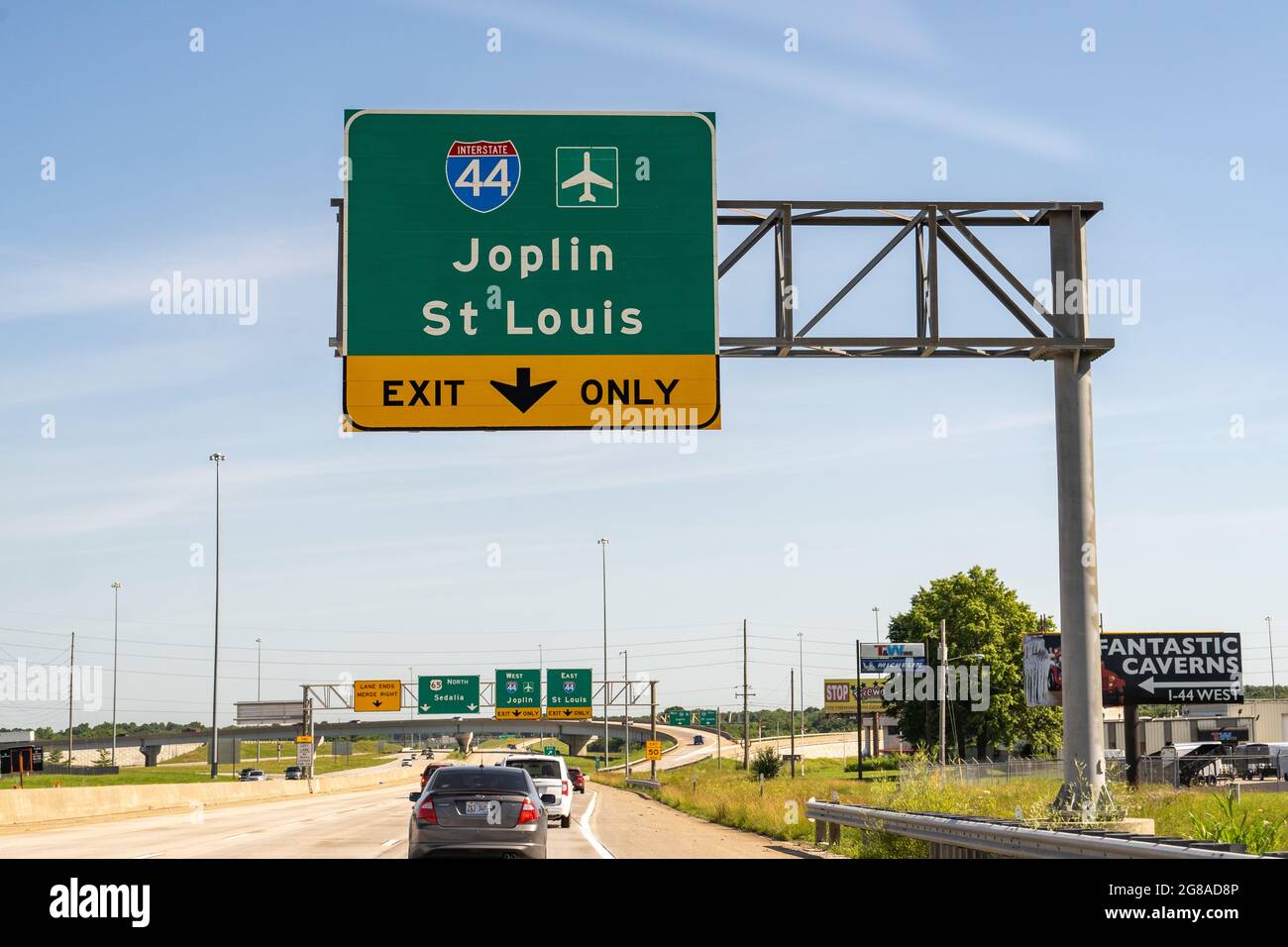 Springfield, Missouri - 13 juin 2021 : panneau à l'intersection des routes 65 et de l'Interstate 44 Banque D'Images