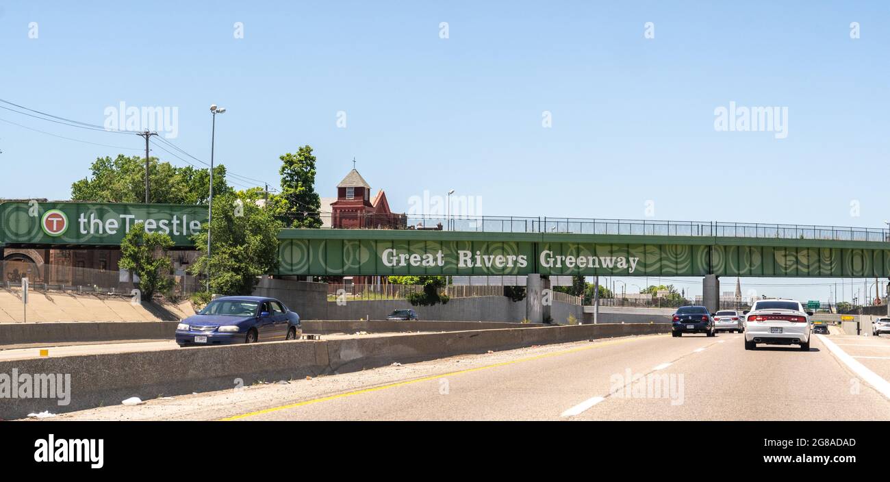 St Louis, Mo - 13 juin 2021 : le Trestle, un nouveau sentier en construction sur un chemin de fer abandonné au-dessus de la route 44, fait partie de la voie verte du Mississippi Banque D'Images