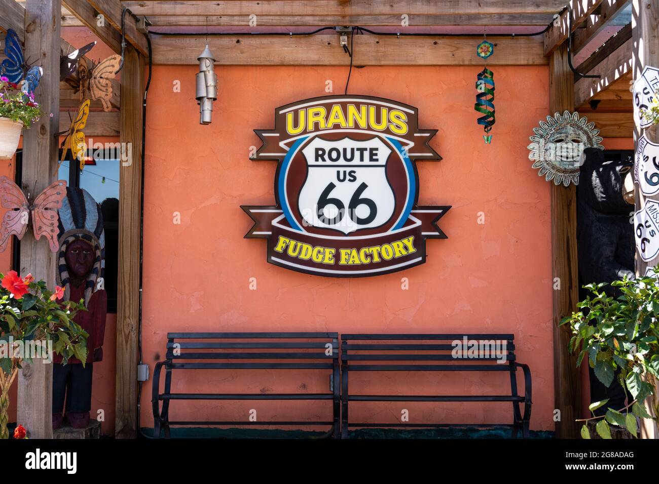 St Robert, Mo - 13 juin 2021 : l'usine Uranus Fudge est un arrêt touristique populaire le long de la route 44 et de la route historique 66, également connue sous le nom de State Highway Z. Banque D'Images
