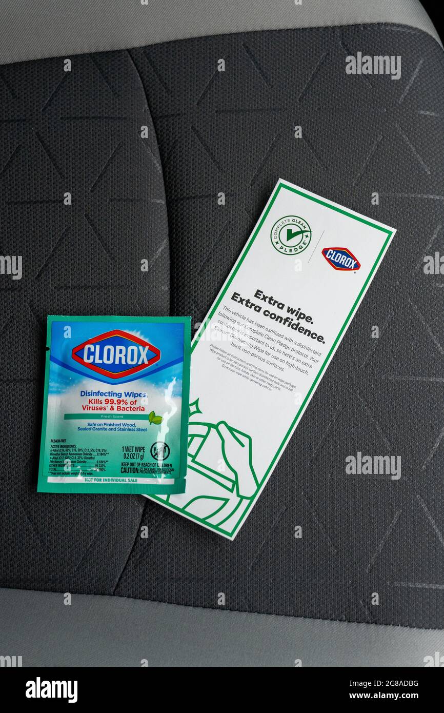 Branson, Mo - 11 juin 2021: Clorox désinfection de l'emballage unique et un "engagement complet propre" sur le siège d'une voiture de location. Banque D'Images