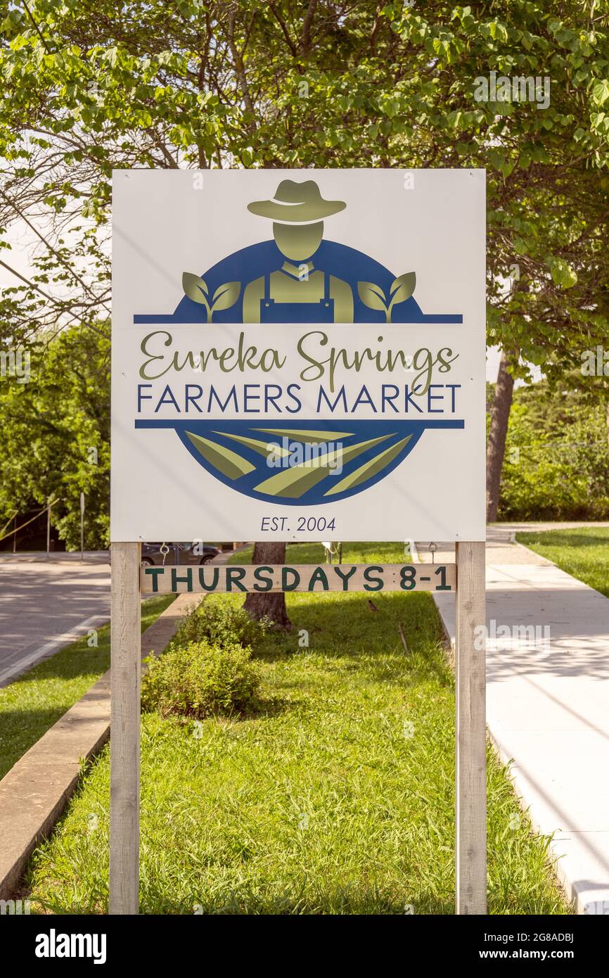 Eureka Springs, AR - le 11 juin 2021 : le marché agricole d'Eureka Springs, situé au centre communautaire, se situe tous les jeudis de 8 à 1. Banque D'Images