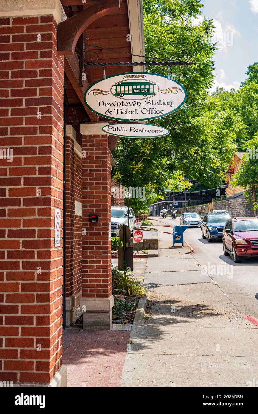 Eureka Springs, AR - 11 juin 2021 : gare du centre-ville et billetterie pour le tramway. Banque D'Images