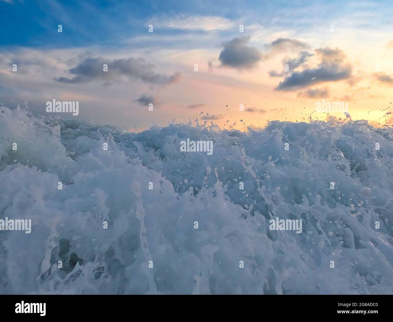 Paysage du soir sur la plage, vagues et mousse d'eau sur le Pacifique ou la baie côtière de l'océan à carribean avec des nuages spectaculaires sur le ciel, des vacances au paradis. Banque D'Images