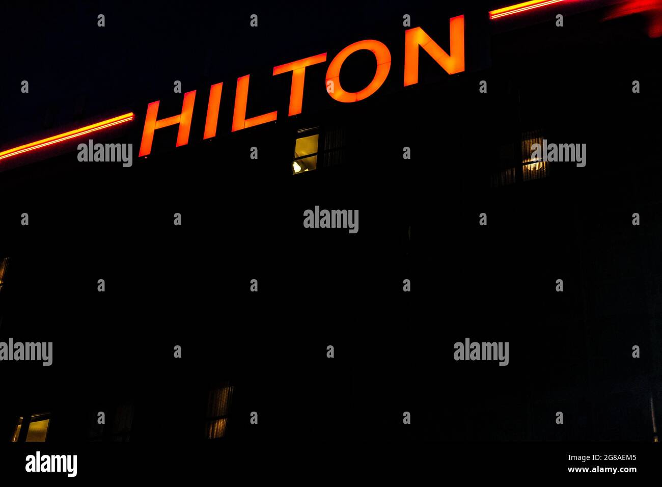 Vue de nuit du logo Hilton sur un panneau sur le Hilton à l'aéroport O'Hare de Chicago, USA. Banque D'Images