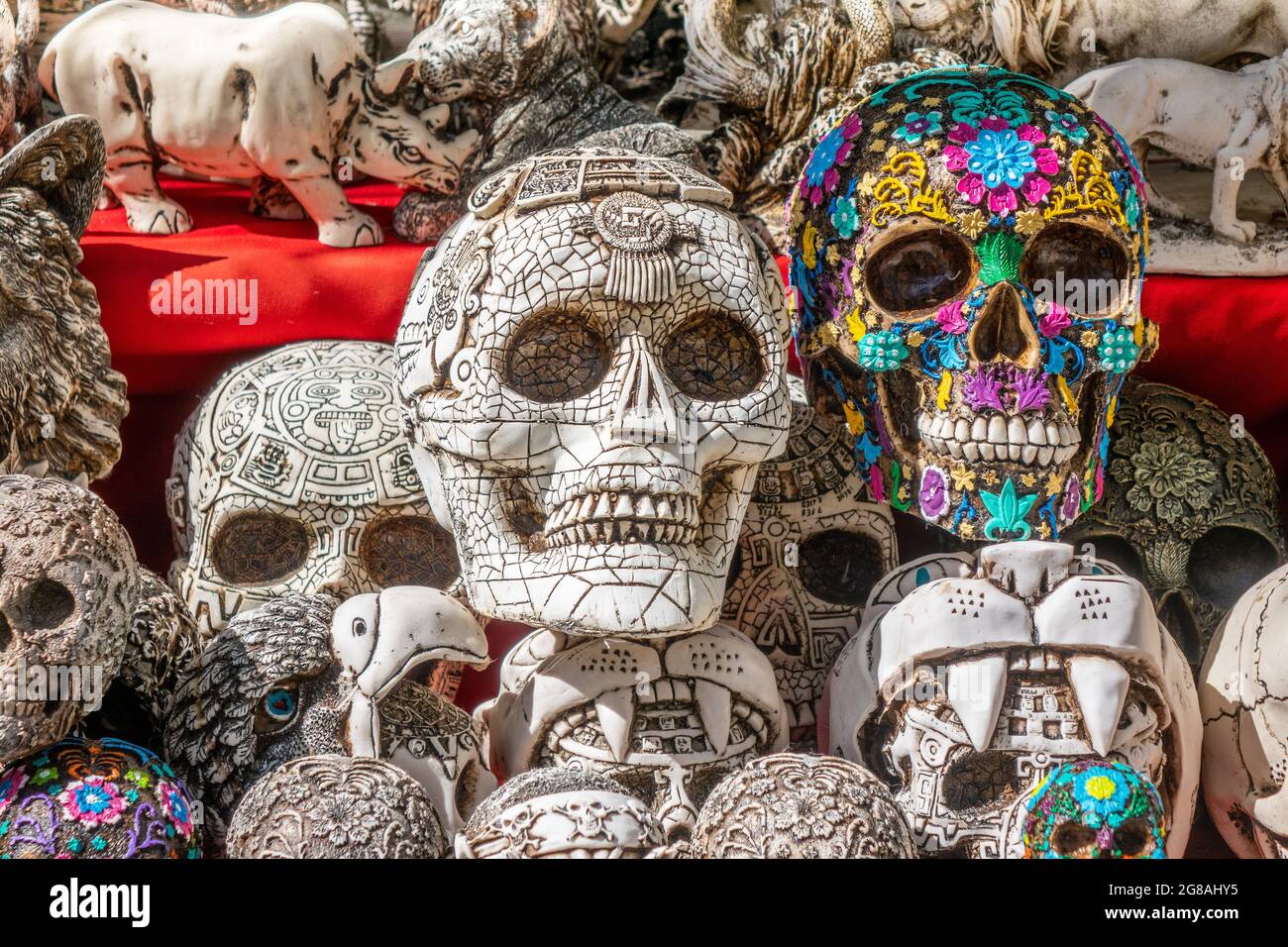 Exposition de souvenirs parures de crâne mexicain marché touristique Costa Maya Mexique vacances mexicaines le jour de la mort Dia de Los Muertos Banque D'Images