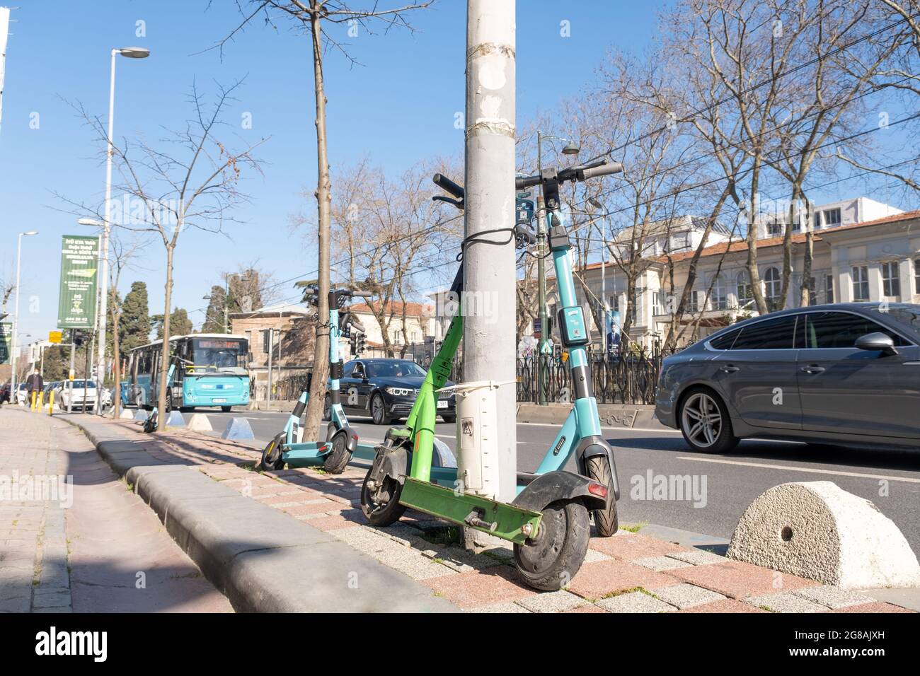 Findikli, Istanbul, Turquie - 02.26.2021: Compagnie turque de location de  scooter électrique produits garés près de la ville route verte scooter  Photo Stock - Alamy