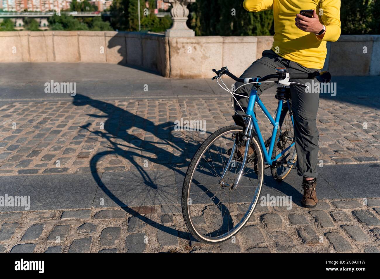 Homme méconnaissable à vélo dans la ville Banque D'Images