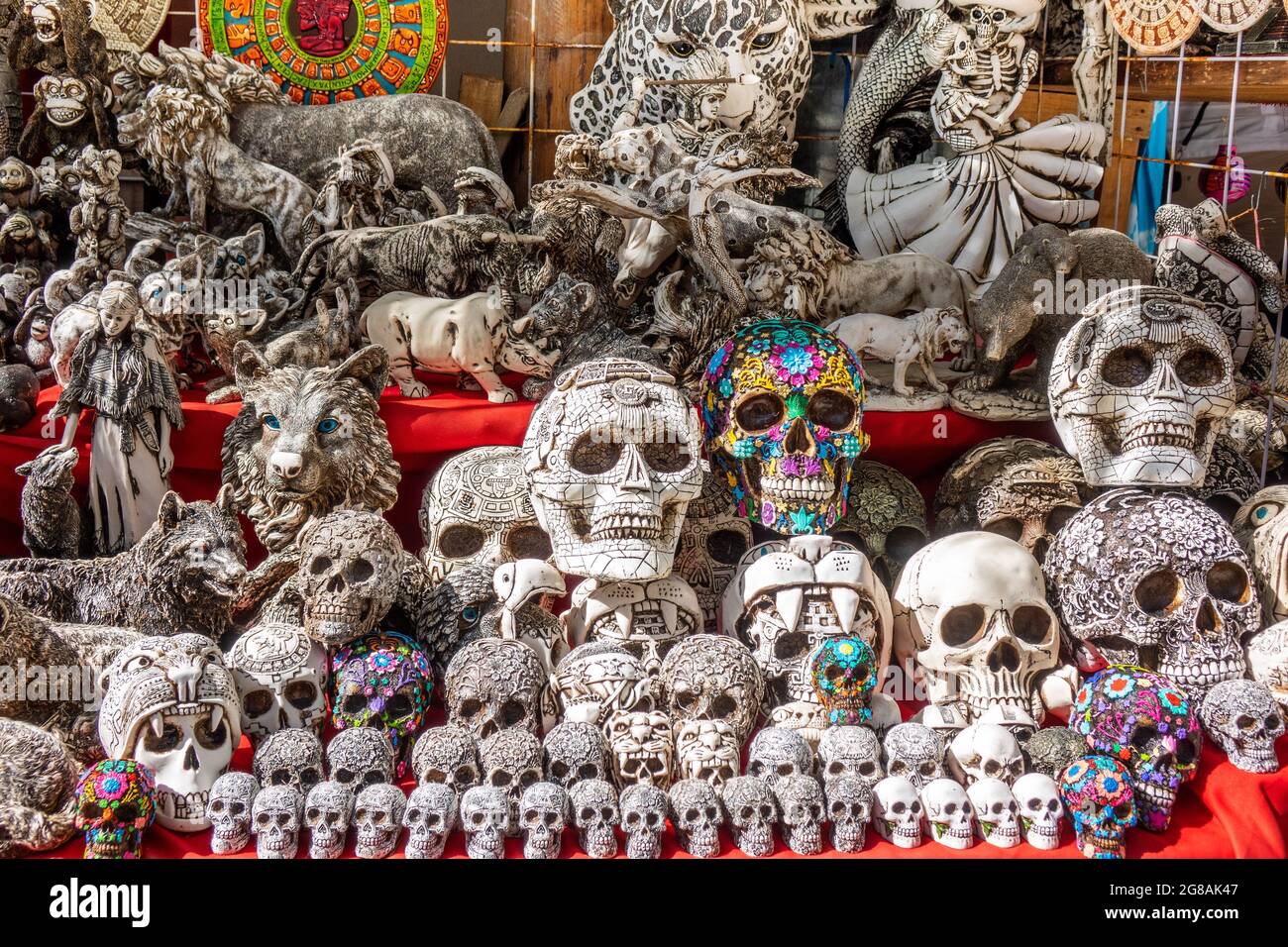 Exposition de souvenirs parures de crâne mexicain marché touristique Costa Maya Mexique vacances mexicaines le jour de la mort Dia de Los Muertos Banque D'Images