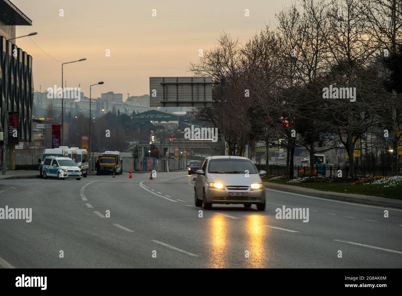 Beyoglu, Istanbul, Turquie - 02.18.2021: Voiture de la CdP de circulation en attente sur le côté gauche de la route et vérifier les voitures qui passent devant dans la soirée avec copie spac Banque D'Images