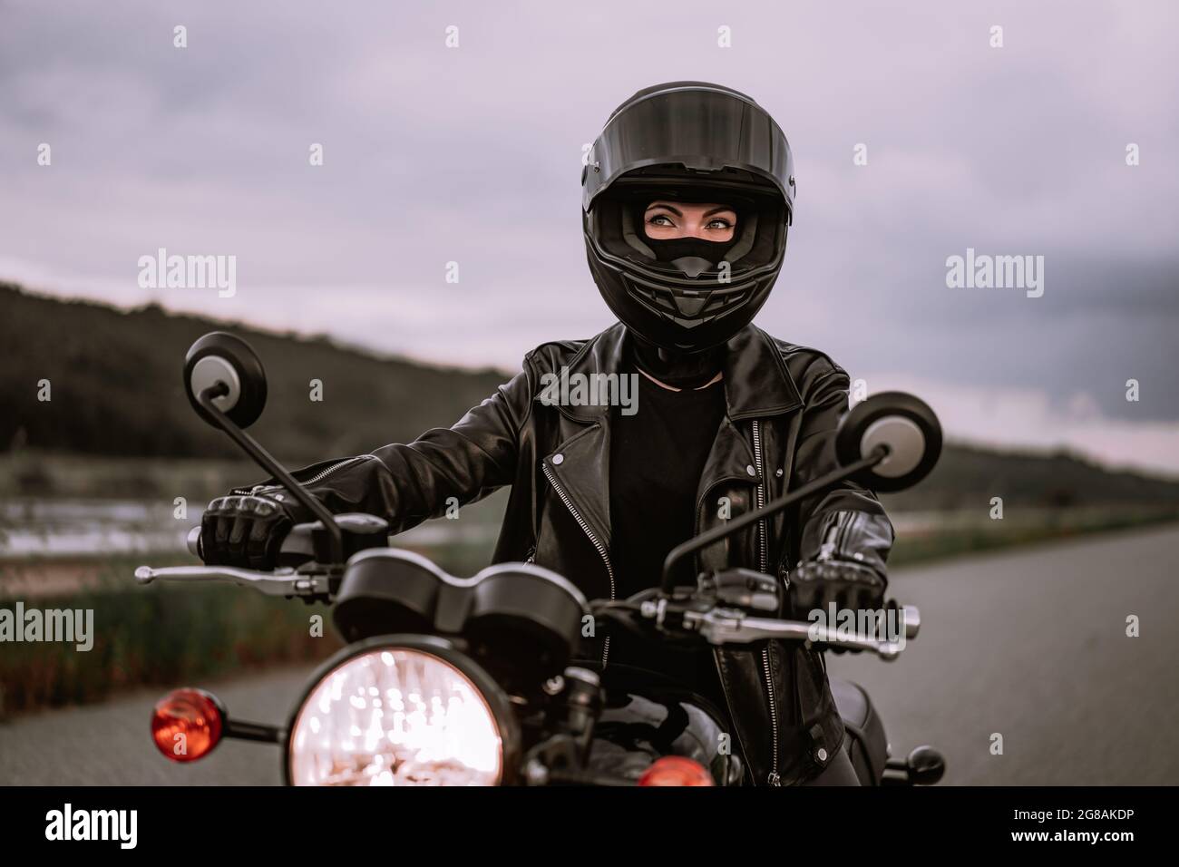 Jeune Homme Motard Avec Sa Moto Noire Prête à Conduire