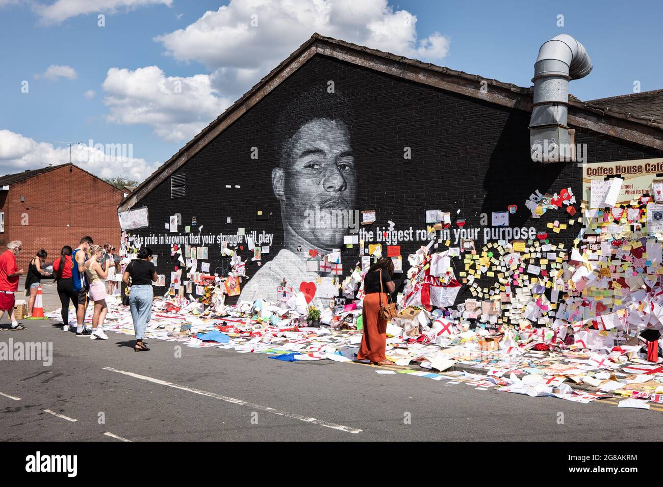 Withington, Manchester, Royaume-Uni. 18 juillet 2021. Marcus Rashford, joueur de Manchester United, présente une fresque à Withington, Manchester, Angleterre, Royaume-Uni. La fresque a été vandalisée par des graffitis abusifs après la perte de football de l'Euro 2020 en Angleterre le 11 juillet 2021. La fresque a été créée par l'artiste de rue d'origine française Akse sur le mur du café de la Maison du café sur la rue Copson. Withington South Manchester. La fresque a attiré des milliers de messages de soutien et le nombre de visiteurs a conduit à la fermeture temporaire de la route. Withington, Manchester du Sud. Crédit : GARY ROBERTS/Alay Live News Banque D'Images