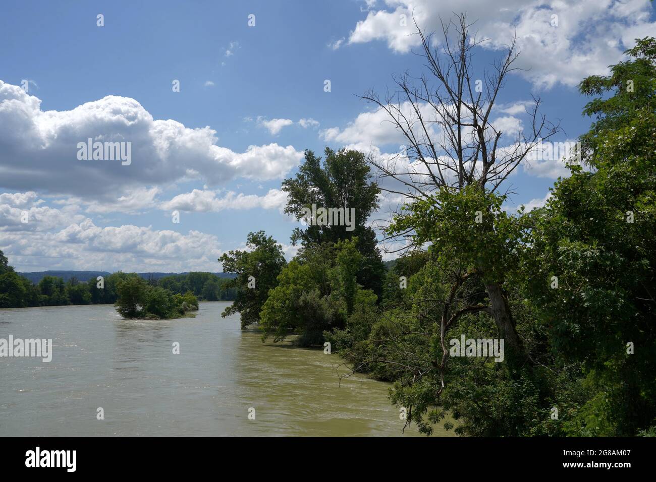 Le Rhin débordant sur la frontière entre l'Allemagne et la Suisse. La haute eau est causée par de fortes pluies en juillet 2021. Les rives de la rivière sont inondées. Banque D'Images